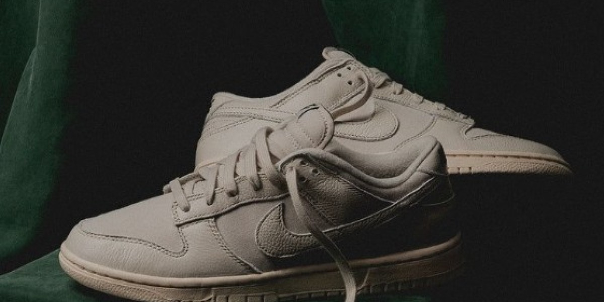 Nike Dunk Low Light Orewood Brown: Holiday Chic